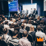 Checklist para organizar um evento corporativo: planejamento, escolha de local, logística, cronograma, comunicação, networking, tecnologia, alimentação e plano de contingência.