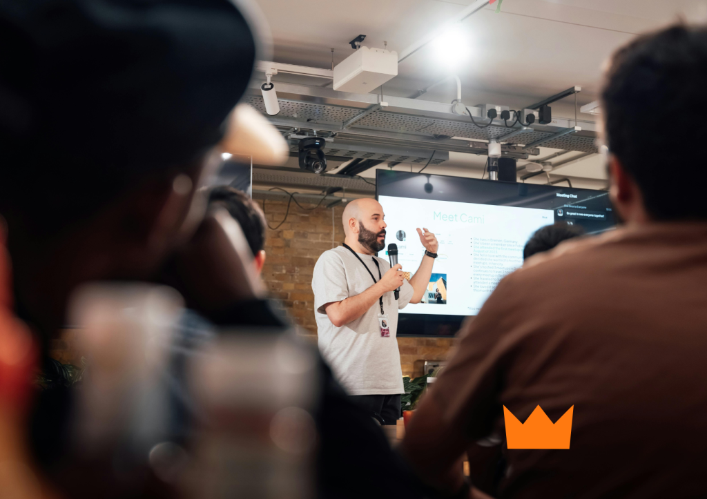 Imagem representativa de um evento corporativo, com foco na organização e interação entre participantes, destacando a importância de uma boa gestão e promoção de eventos.