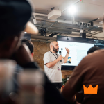 Imagem representativa de um evento corporativo, com foco na organização e interação entre participantes, destacando a importância de uma boa gestão e promoção de eventos.