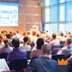 Imagem ilustrativa de evento corporativo com equipe interagindo em um ambiente profissional, representando tipos de eventos que funcionam para empresas, como conferências e networking.