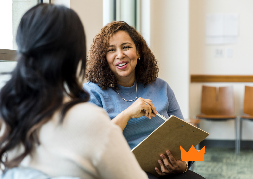 Atendimento personalizado entre profissional e cliente, representando estratégias para ganhar novos clientes