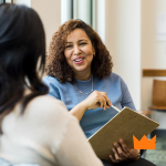 Atendimento personalizado entre profissional e cliente, representando estratégias para ganhar novos clientes